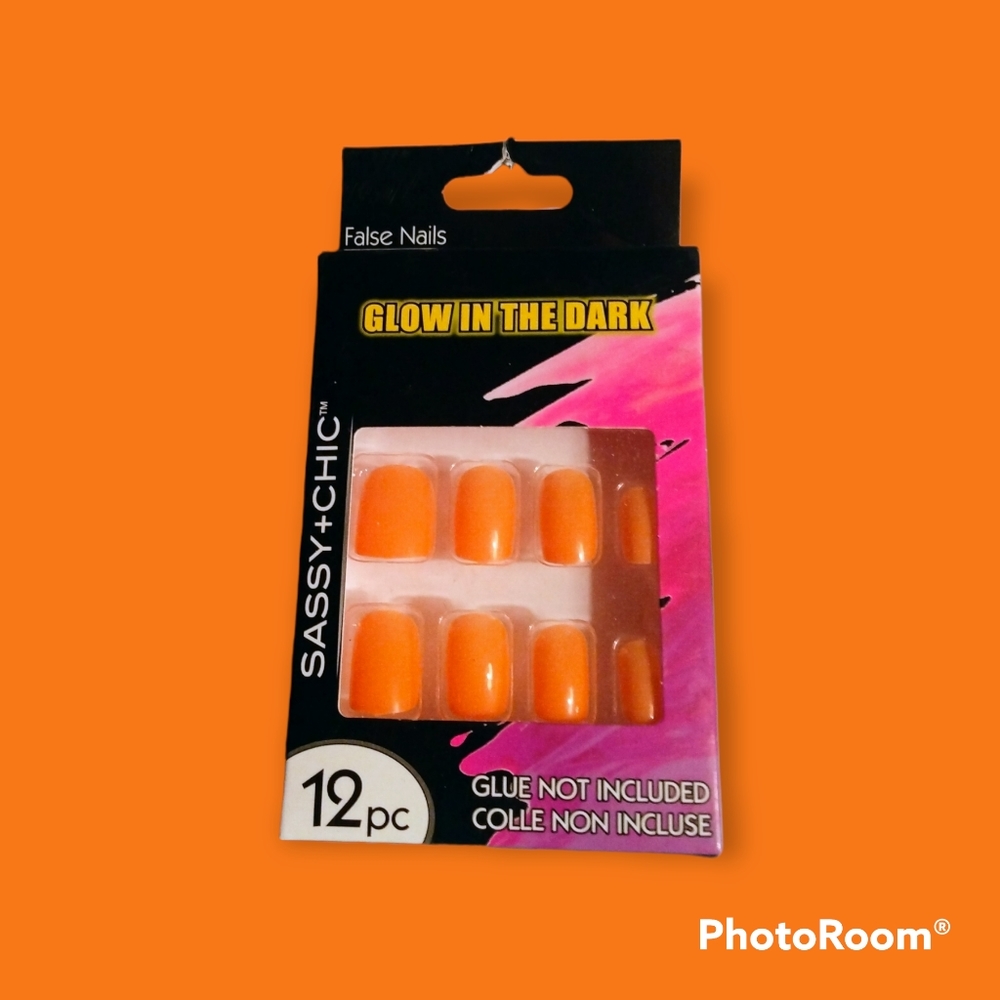 Sassy and Chic Glow in the dark fake nails